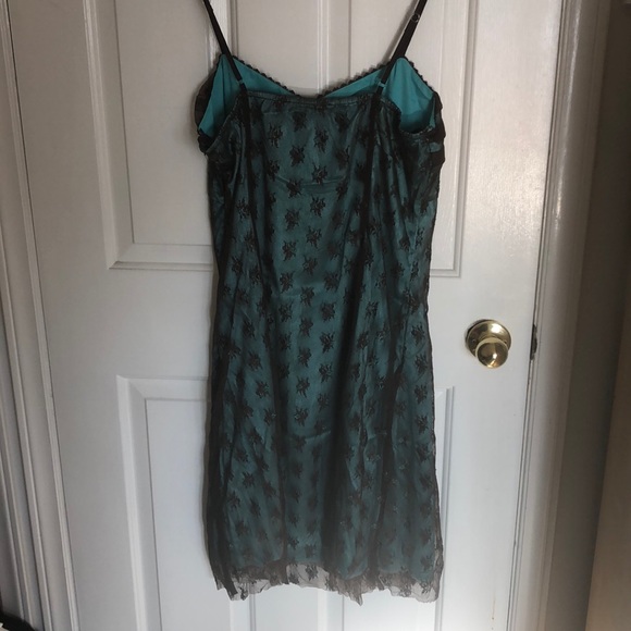 Lace overlay party dress - Picture 3 of 4